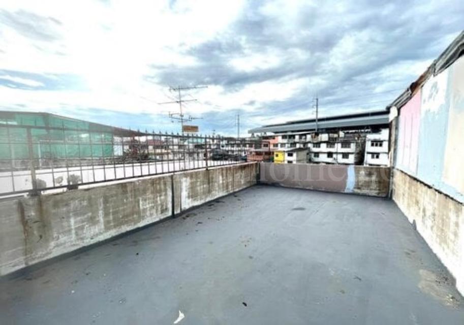 อาคารพาณิชย์ 3 ชั้นครึ่ง ติดรถไฟฟ้า MRT สถานีลาดพร้าว 101 14