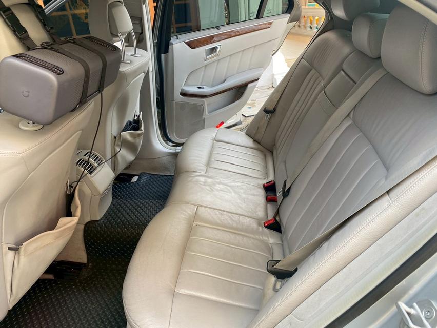 รถยนต์ Mercedes Benz รุ่น E 200 CGI BE ปี 2011 สีเทา 12