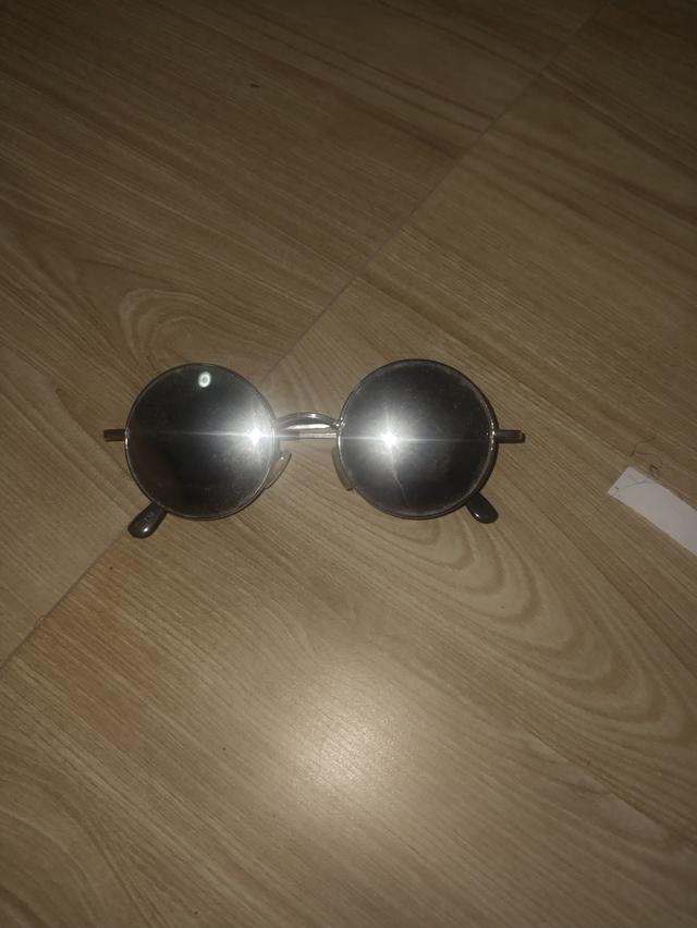 แว่นดำเลนสีเงินตัดแสงแดด