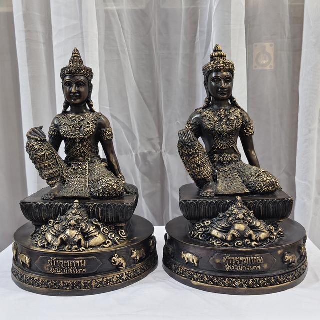 พระบูชาท้าวจตุคาม-ท้าวรามเทพ (1คู่) หมายเลข ๕ ขนาดความสูง 12.5 นิ้ว ฐานกว้าง 8 นิ้ว เนื้อทองชนวนเก่ารมมันปูขัดลายนูน