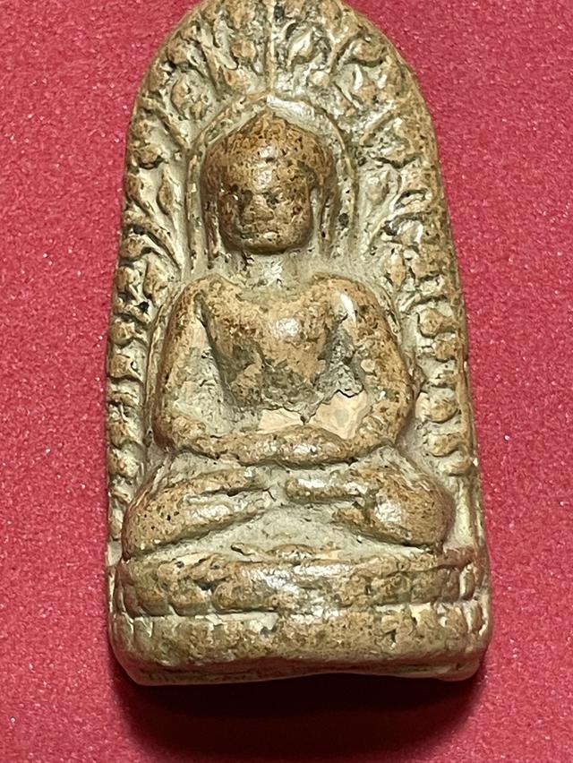 พระลือชัยไตรมาส เนื้อดินผสมผงวิเศษ หลวงปู่แหวน