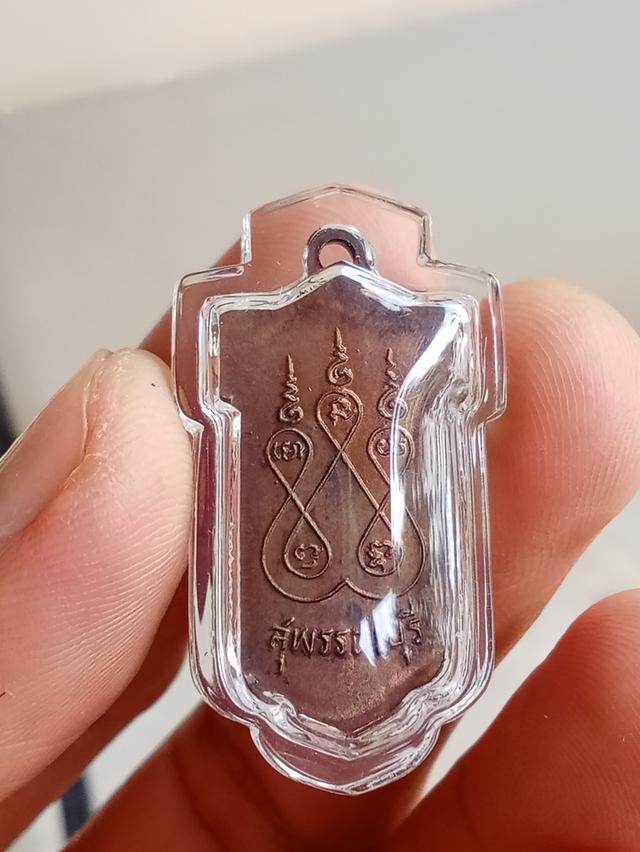 เหรียญหลวงพ่อจักรเพชรวัดเขาดินจังหวัดสุพรรณบุรีสภาพสวยพร้อมเลี่ยมจับขอบ 3