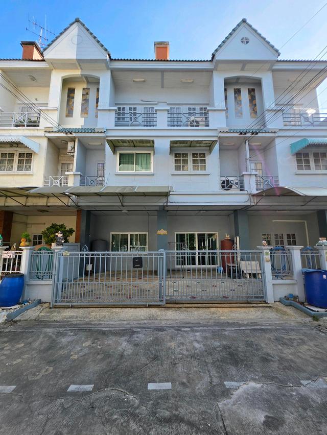 ขายบ้านทาวน์โฮมหลังคู่ 3 ชั้น ทำเลทองติด CDC ตรงข้าม Central Eastville เฟอร์ครบ พร้อมอยู่ 1