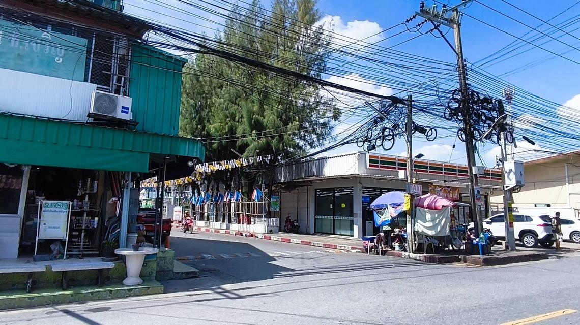 ขายตึกด่วน 3 ชั้น ทำเลทอง เหมาะสำหรับทำธุรกิจ จากถนนใหญ่ ปากซอยนวมินทร์ 68 (ธนะสิน) เข้าเพียง 700 ทำเลทอง ห้องมุม ราคา5.5 ล้านบาท 3