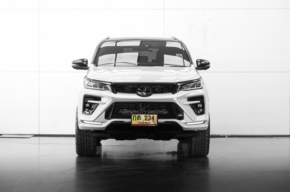 2022 Toyota Fortuner 2.8 GR Sport 4WD SUV สีขาว-ดำ ไมล์ 89353 กม.