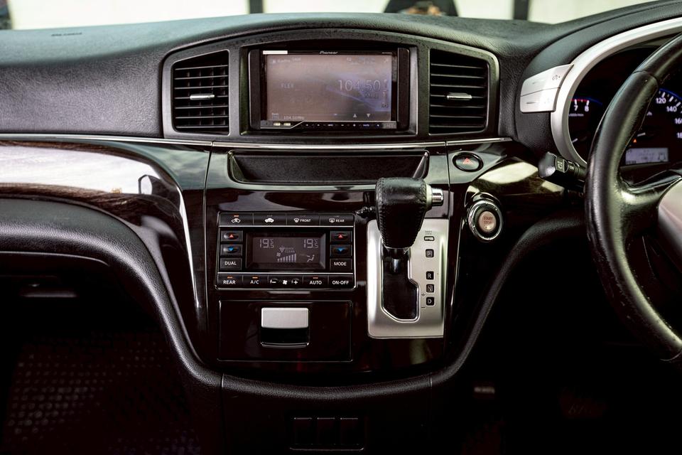 Nissan Elgrand 2.5 ปี 2012 สีขาว 7 ที่นั่ง ประตูสไลด์ไฟฟ้า 20