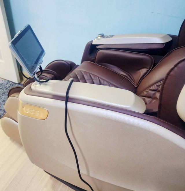 เก้าอี้นวดไฟฟ้า RESTER CEO สี Caviar Gold MODEL: EC-628K มือ 2 สภาพดีมาก (เหมือนใหม่) 2