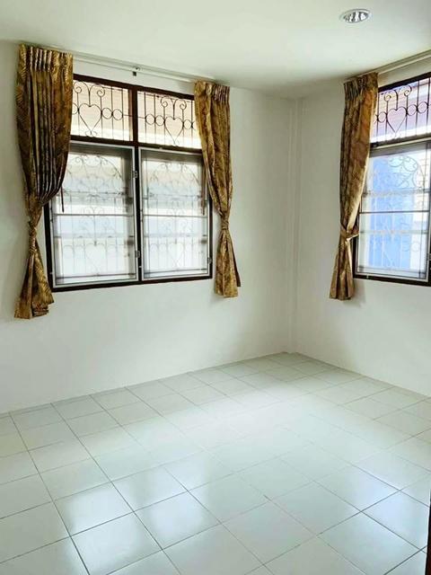 ศรีราชา รร.ดาราสมุทร ศรีราชา 2.3 กม. 3 นอน Lotus ศรีราชา 1.4 กม.J Park ศรีราชา 2.9 กม. ให้เช่าบ้านกว้าง 102 ตร.วา. 5