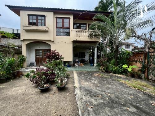 ขายด่วน ที่ดินพร้อมสิ่งปลูกสร้าง 3 หลัง พื้นที่กว้าง 170 ตร.ว. หมู่บ้านวาสนา ซอยหทัยราษฎร์ 11 มีนบุรี 11