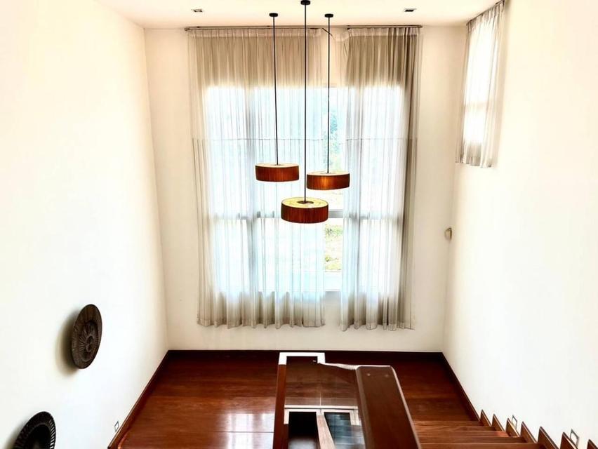 ขายบ้านเดี่ยวหรู 2 ชั้น ติดทะเล – บางเสร่ • ขนาดที่ดิน 438 ตารางวา คฤหาสน์ส่วนตัวริมทะเล บรรยากาศเงียบสงบ เป็นส่วนตัวสูง เหมาะสำหรับอยู่อาศัยระดับอัลต 10