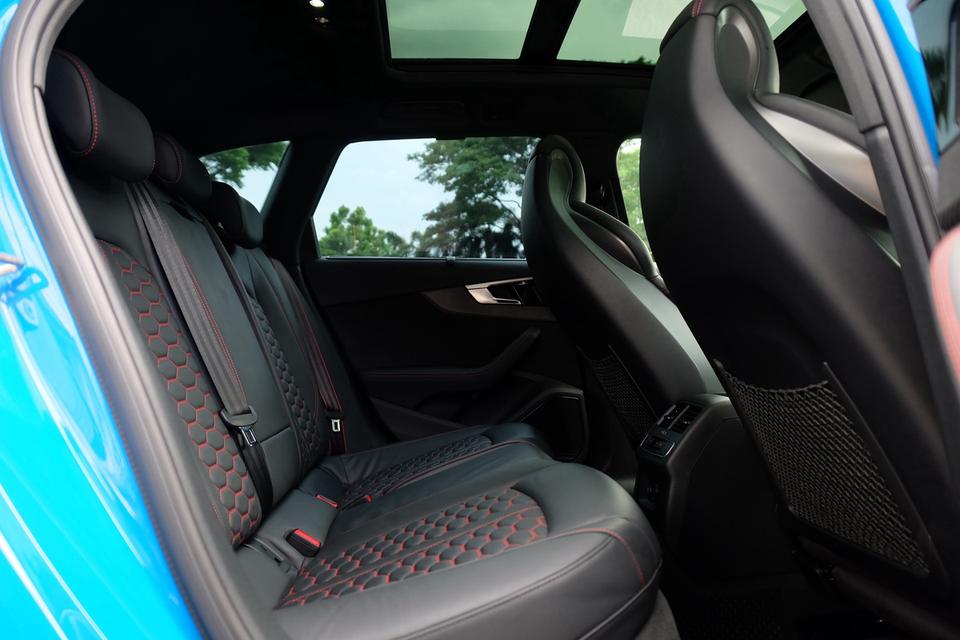 Audi RS4 Avant 2.9 V6 Bi-Turbo Quattro ปี 2022 สีฟ้า รถสวยไมล์น้อย หาอยู่ด่วนช้าไปก่อน รูปที่ 19
