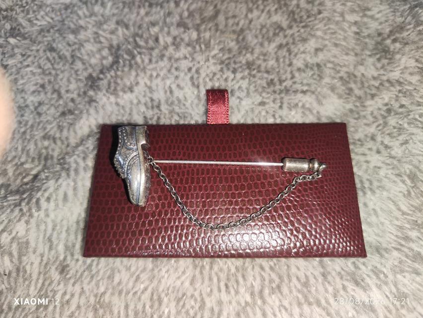 เข็มกลัดเงินติดปกสูท(Lapel/Wingtip) ทำจากเงินแท้ผสม ยี่ห้อ TAKEO KIKUCHI ผลิตประเทศญี่ปุ่น ผลิตช่วงปี 2000-2019