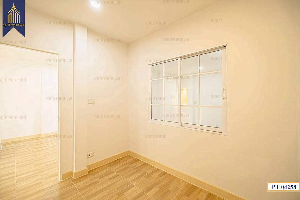 ขาย ทาวน์เฮ้าส์ สุชา บางบัวทอง ตกแต่งใหม่ มีเทอเรซ พร้อมอยู่ ฟรีโอน 7