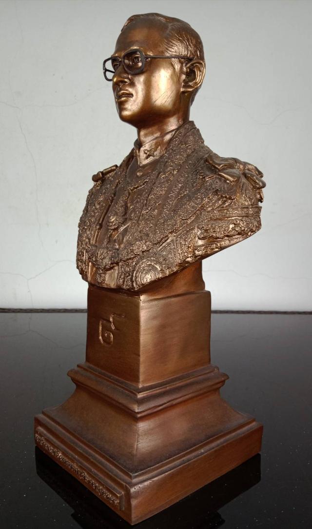 23.พระบรมรูปหล่อครึ่งพระองค์ในหลวงรัชกาลที่9 พระบาทสมเด็จพระปรมินทรมหาภูมิพลอดุลยเดช ฉลองพระองค์บรมราชภูษิตาภรณ์  พ รูปที่ 8