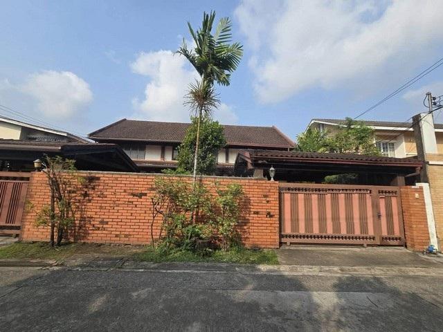 ให้เช่าบ้านแนว Country ยุโรป สุขุมวิท 71 ปรีดีพนมยงค์ 26 ซอยเดียวกับ Karo เพดานสูง พื้นไม้สักอย่างดี เหมาะอยู่อาศัย หรือ 6