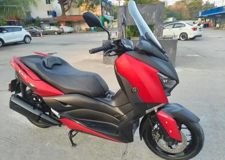 Yamaha Xmax สีแดง ดำ 3