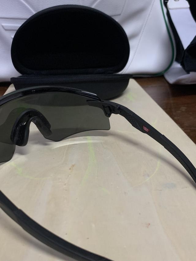 แว่น Oakley สีดำล้วน