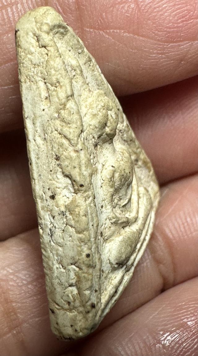 พระสมเด็จกรุเจดีย์เล็ก ว้ดใหม่อมตรส บางขุนพรมพิมพ์สามเหลี่ยมหน้าหมอน รูปที่ 6