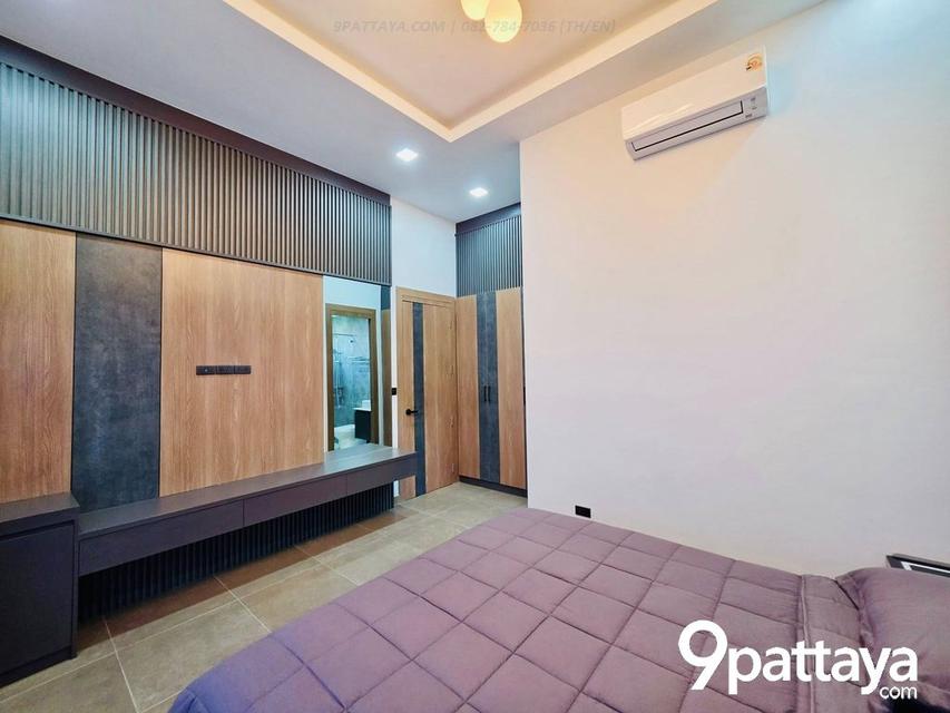 Mabprachan Pool Villa – บ้านหรูติดธรรมชาติ ใกล้อ่างมาบประชัน | Luxury Pool Villa Near Mabprachan Lake  3 ห้องนอน | 4 ห้องน้ำ • ห้องนั่งเล่น เพดานสูง 18