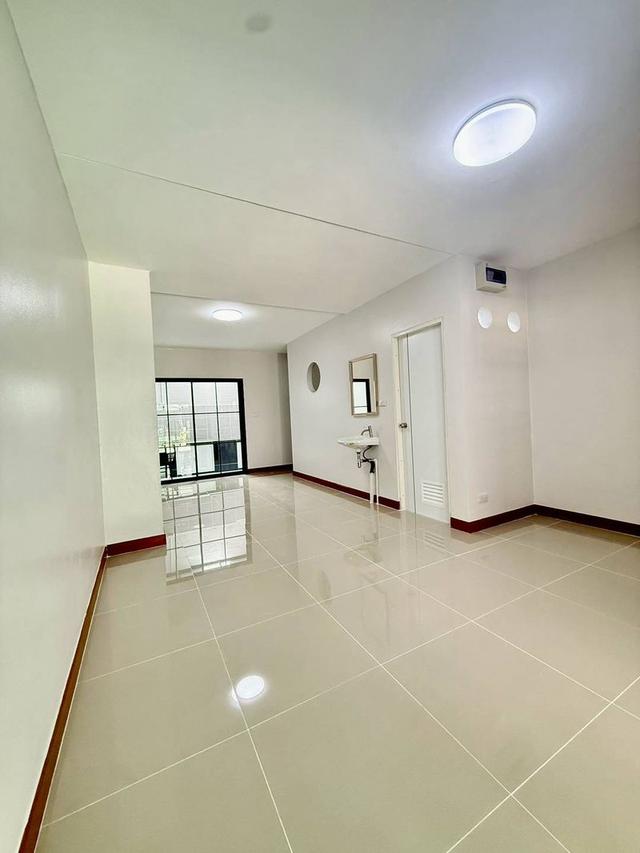 หมู่บ้านสิรารมย์ บ้านกล้วย-ไทรน้อย บางบัวทอง ทาวน์เฮาส์ 2 ชั้น ตกแต่งใหม่พร้อมอยู่  มีระเบียงด้านหน้า โครงการของแลนด์&เฮ้าส์ 8