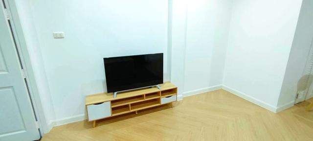 ให้เช่าบ้าน หลังมุม 2ชั้น 2นอน 2 น้ำ ม.กรุงเทพ 900 ม. 28 ตร.วา. พร้อมเฟอร์ฯ ตลาดไท 3 กม. BTS รังสิต 5กม. ฟิวเจอร์พาร์ค ร 7