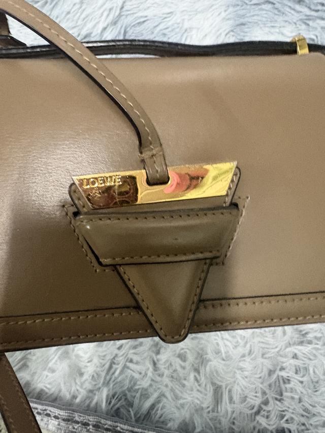 กระเป๋าแบร์น Loewe
