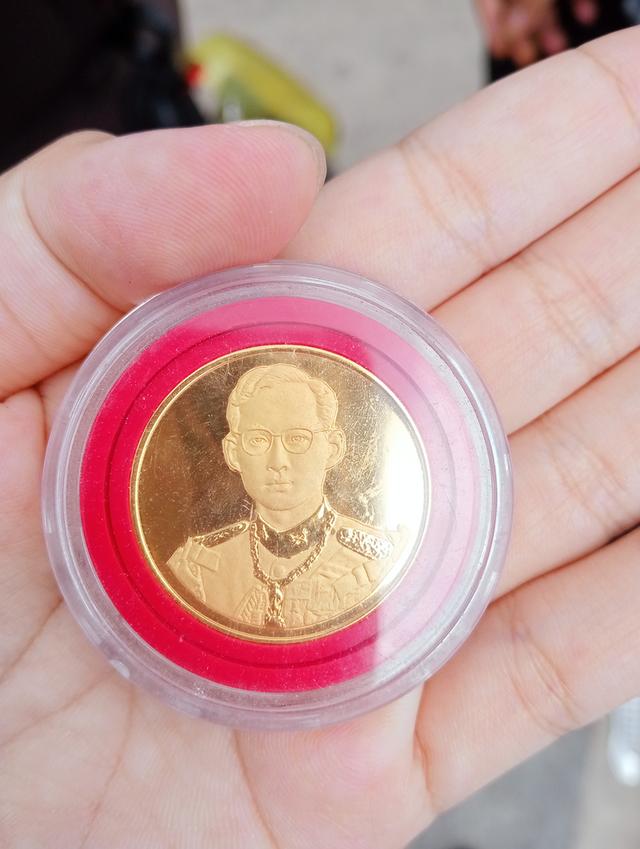 เหรียญในหลวง ที่ระลึกฉลองสิริราชสมบัติครบ 50 ปี กาญจนาภิเษก ปี2539 ชุบทอง 3-5 เปอร์เซ็นต์ ขนาด 3 ซ.ม. สวยๆเดิมๆ กล่องตลับเดิม 