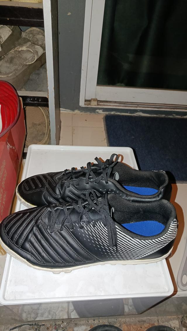 รองเท้าสตั๊ดร้อยปุ่ม