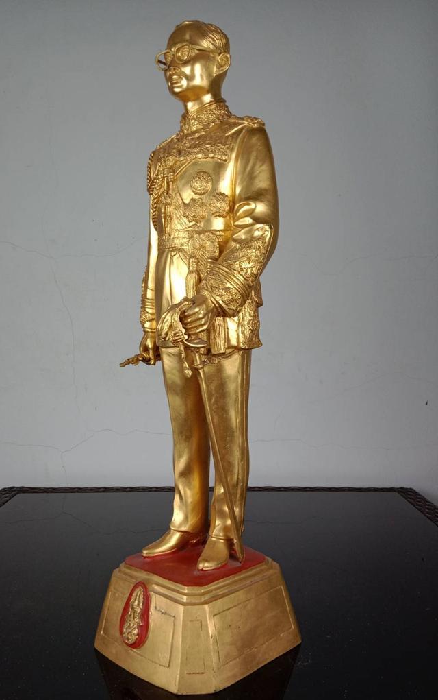 9.พระบรมรูปหล่อโลหะในหลวงรัชกาลที่9 พระบาทสมเด็จพระปรมินทรมหาภูมิพลอดุลยเดช(ทอง) รูปที่ 8