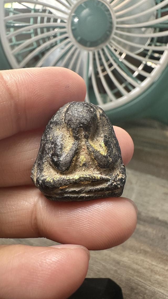 พระปิดตาเนื้อดิน หลังแบบ