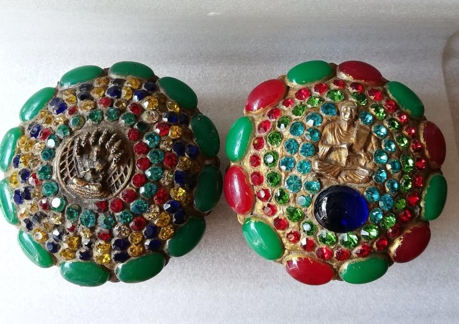 ตลับพระสมเด็จโตปางนาคปรก-สมเด็จโตนั่งบริกรรมคาถา ลายฉลุประดับพลอยสีเม็ดคริสตัน