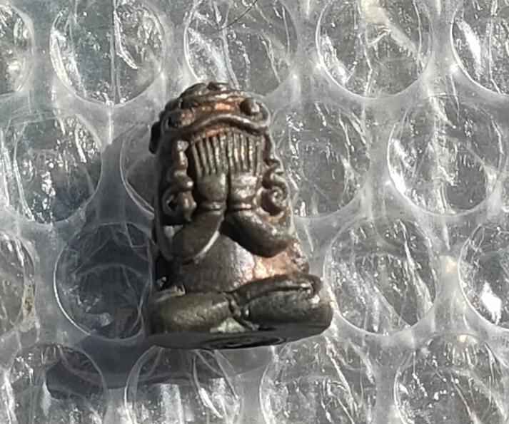 พระกริ่งปิดตามหาลาภ (ปิดตาก็นสิงห์) หลวงพ่อเกษม เขมโก เนื้อนวโลหะ 2518