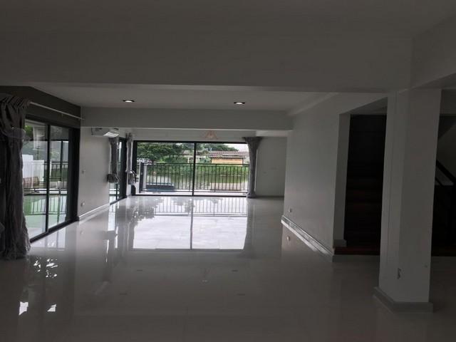 PB5462 ขายบ้านสไตล์โมเดิร์น หมู่บ้านมณียา เลียบด่วน เอกมัย-รามอินทรา ถนนประดิษฐ์มนูธรรม หลังบ้านวิวบึงน้ำ