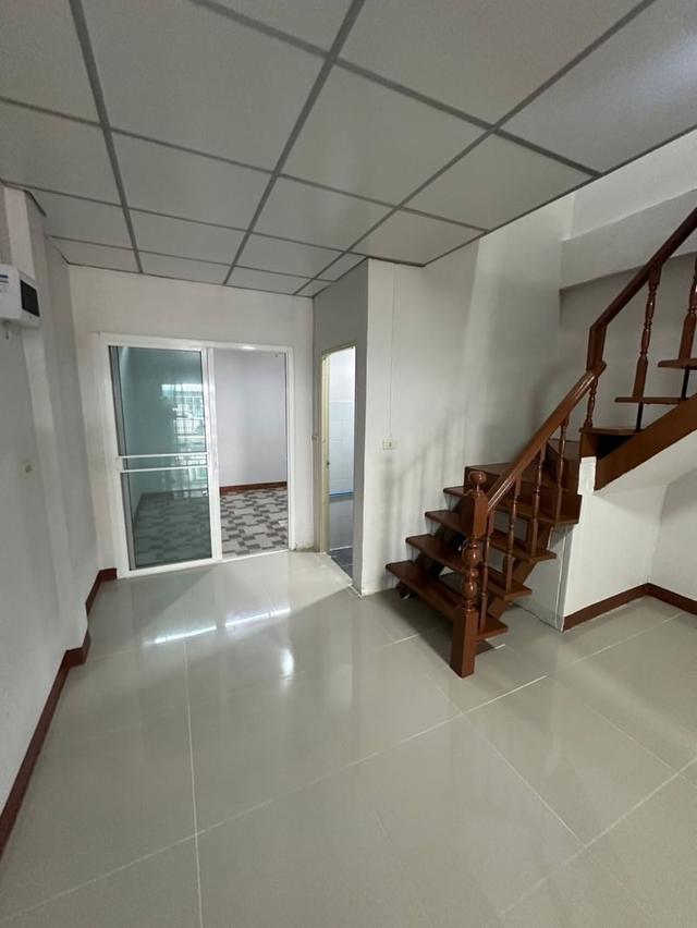 ขาย :ทาวน์เฮาส์ 2 ชั้น บ้านเนื้อที่ 18 ตรว  หมู่บ้านมารวย 1 ซอย 3 ถนนพหลโยธิน 54/1 แยก 4  4