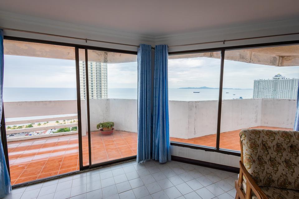 Spacious Sea View Condo in Paradise Condominium, Pattaya 7