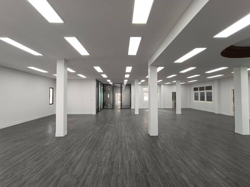 For Rent 4-fl. Office Building ( include rooftop) in Soi Convent , Silom 6