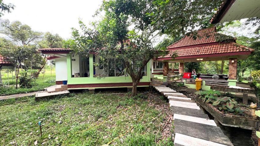 ขายบ้านพร้อมที่ดินริมน้ำ เขาคิชฌกูฏ จันทบุรี บรรยากาศสุดฟินบนพื้นที่ 10-3-7 ไร่