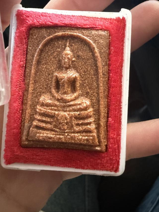 พระผงหลวงพ่อโสธร ภปร.เนื้อกระเบื้องหลังคาโบสถ์ (หลังเก่า) วัดโสธรวรารามวรวิหาร อ.แปดริ้ว จ.ฉะเชิงเทร