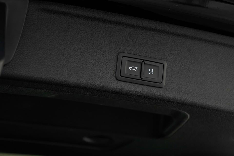 Audi A4 Avant 45 TFSI Quattro S-Line Black Edition 2020 รถเจ้าของเดียว รูปที่ 15