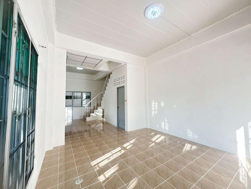 New Renovate Townhouse ร่มเกล้า ซอย 6 แปลงหัวมุม 34 ตรว 2 ห้องนอน 2 ห้องน้ำ 2 ที่จอดรถ  2.35 ลบ 15