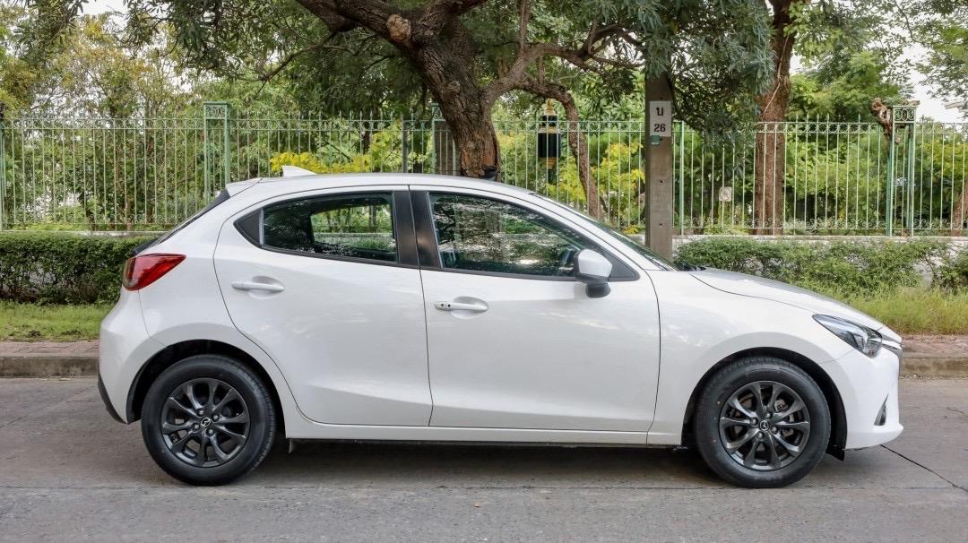 Mazda 2 1.3 SKYACTIV SPORTS HIGH CONNECT ปี 2019 สี ขาว 2