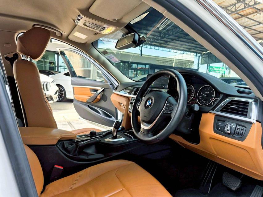 BMW 320d Iconic ปี2019 11