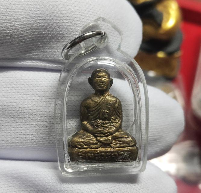 รูปเหมือนปั๊มรุ่นแรก หลวงพ่อเปี่ยม วัดเกาะหลัก จังหวัดประจวบคีรีขันธ์ สร้างในปี พ.ศ. 2500 เลี่ยมพลาสติกกันน้ำ