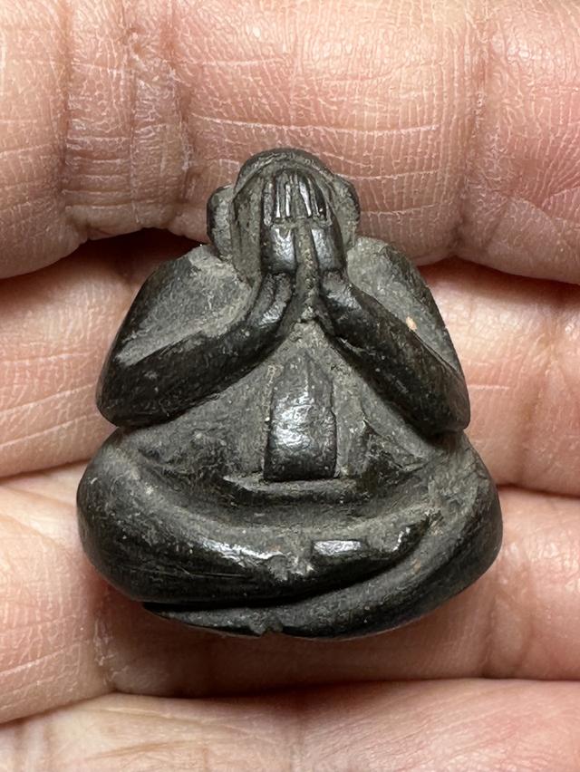 พระปิดตาเนื้อผงคลุกรักลอยองค์ ไม่ทราบที่ 9