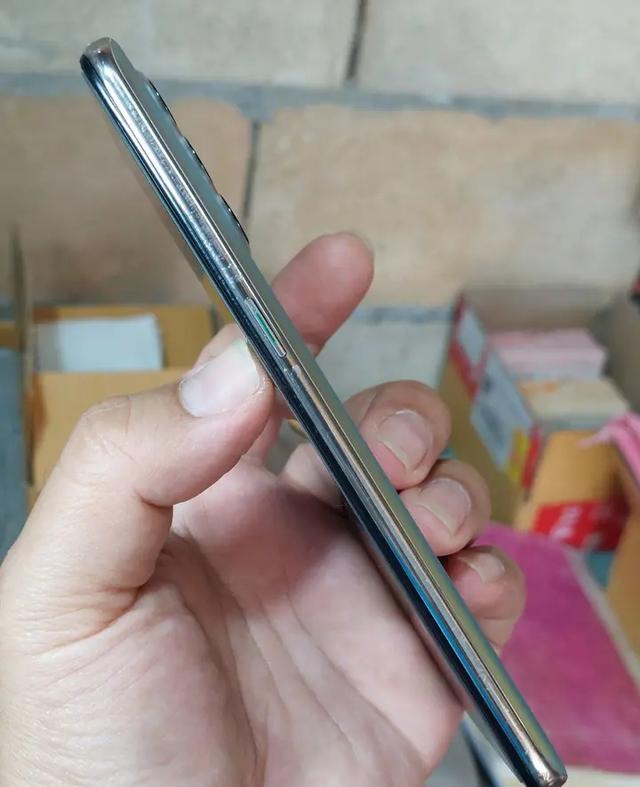 โทรศัพท์มือถือราคาเบาๆ Oppo Reno 5 6