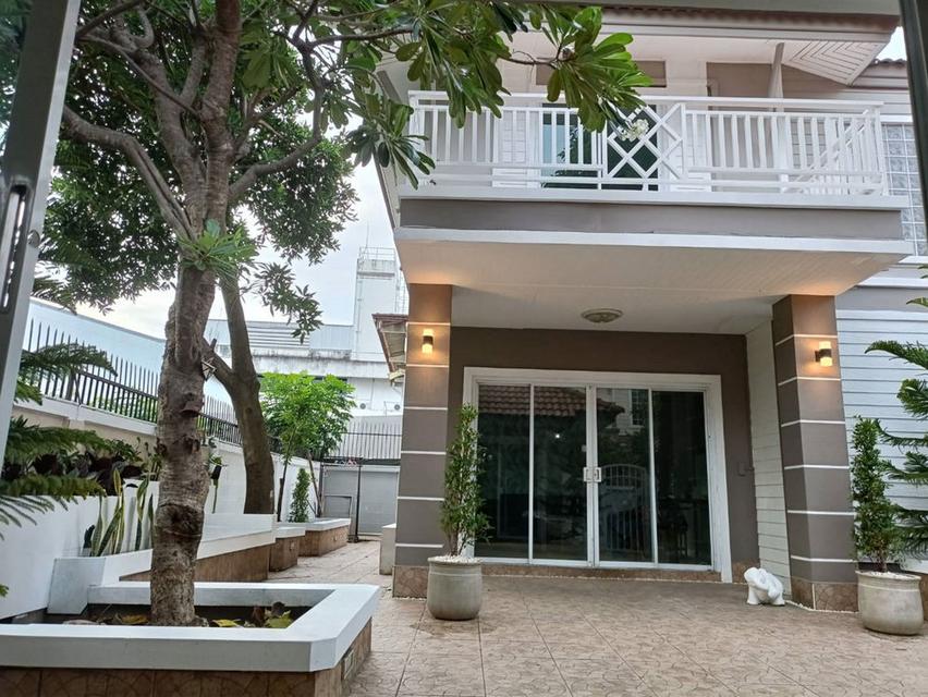 ขายด่วน บ้านใหญ่ แถมบ้านหลังเล็ก ใจกลางลาดพร้าว 64 บรรยากาศเหมือนรีสอร์ท รถไฟฟ้าสีเหลือง หน้าปากซอย 4