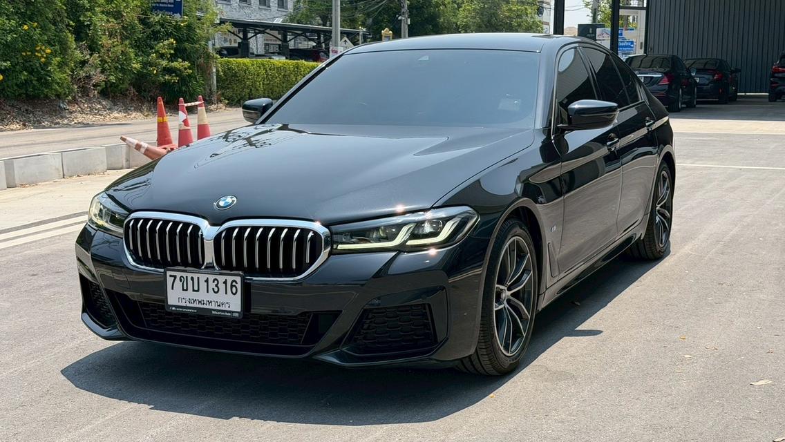 2022 BMW 520d M SPORT LCI สึดำ เลขไมล์ 78,XXX KM   รถสวย ไม่มีอุบัติเหตุ เซอร์วิส ศูนย์ตามระยะ รูปที่ 3