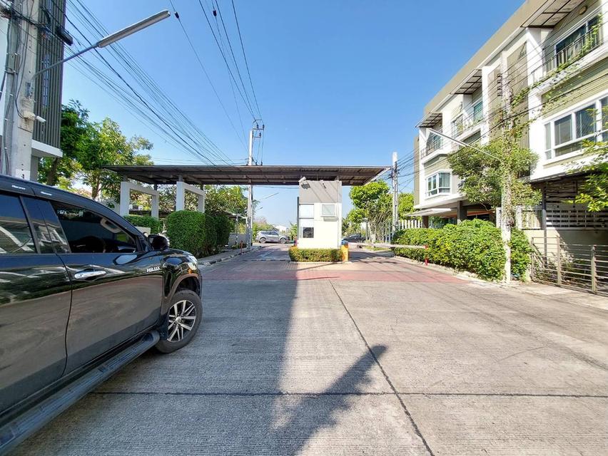 ขายบ้านใหม่สวย ทาวโฮมน์ ใกล้กรุงเทพกรีฑา ทำเลทอง 9