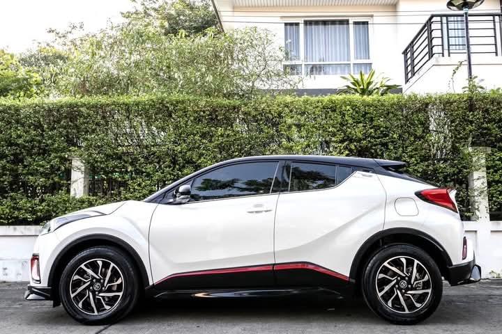 TOYOTA CHR สีขาว 4