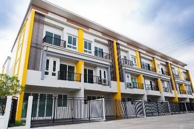 สนามบินสุวรรณภูมิ1กม. พระจอมเกล้าลาดกระบัง 1กม. ทาวน์โฮม 3ชั้น 25ตร.วา. 285ตร.ม. จัดเต็มเฟอร์ 4นอน APLลาดกระบัง 4.3กม รพ 1